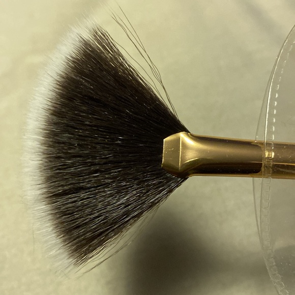 Luxie 560 Medium Fan Brush - Picture 5 of 5